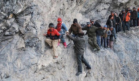 Región china de Xinjiang Uygur Camino a la escuela